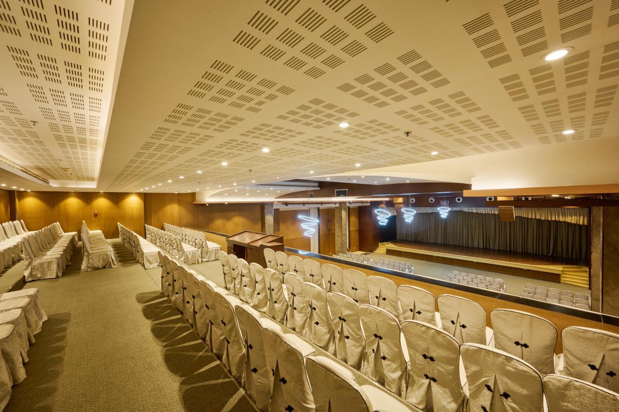 נדומבסרי Flora Airport Hotel And Convention Centre Kochi מראה חיצוני תמונה