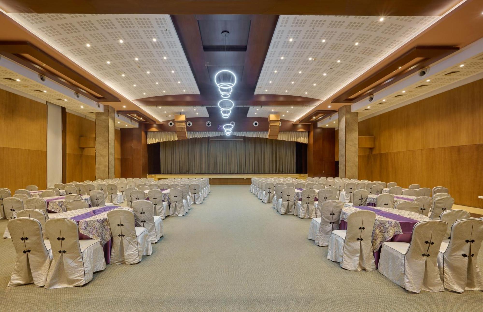 נדומבסרי Flora Airport Hotel And Convention Centre Kochi מראה חיצוני תמונה