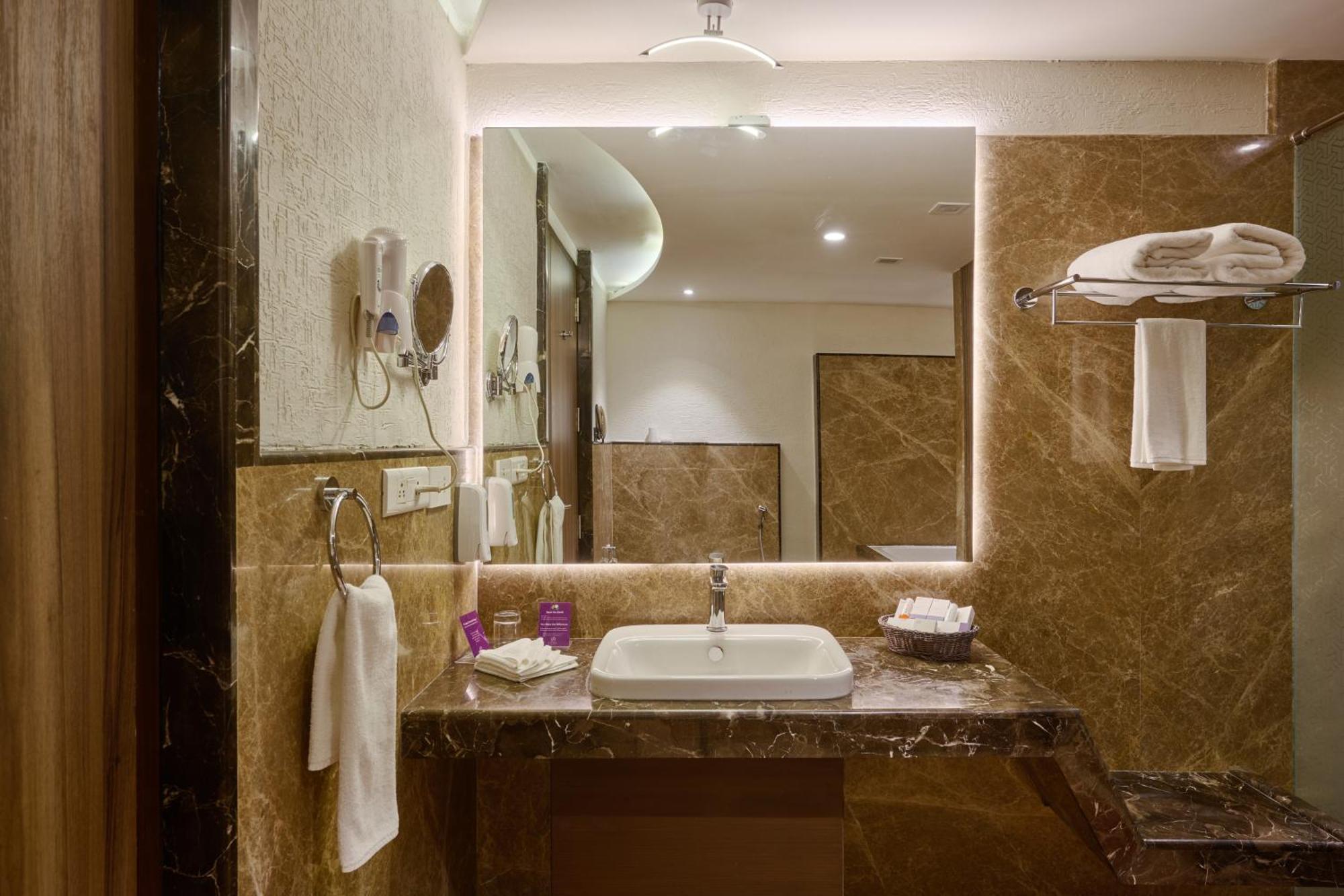 נדומבסרי Flora Airport Hotel And Convention Centre Kochi מראה חיצוני תמונה