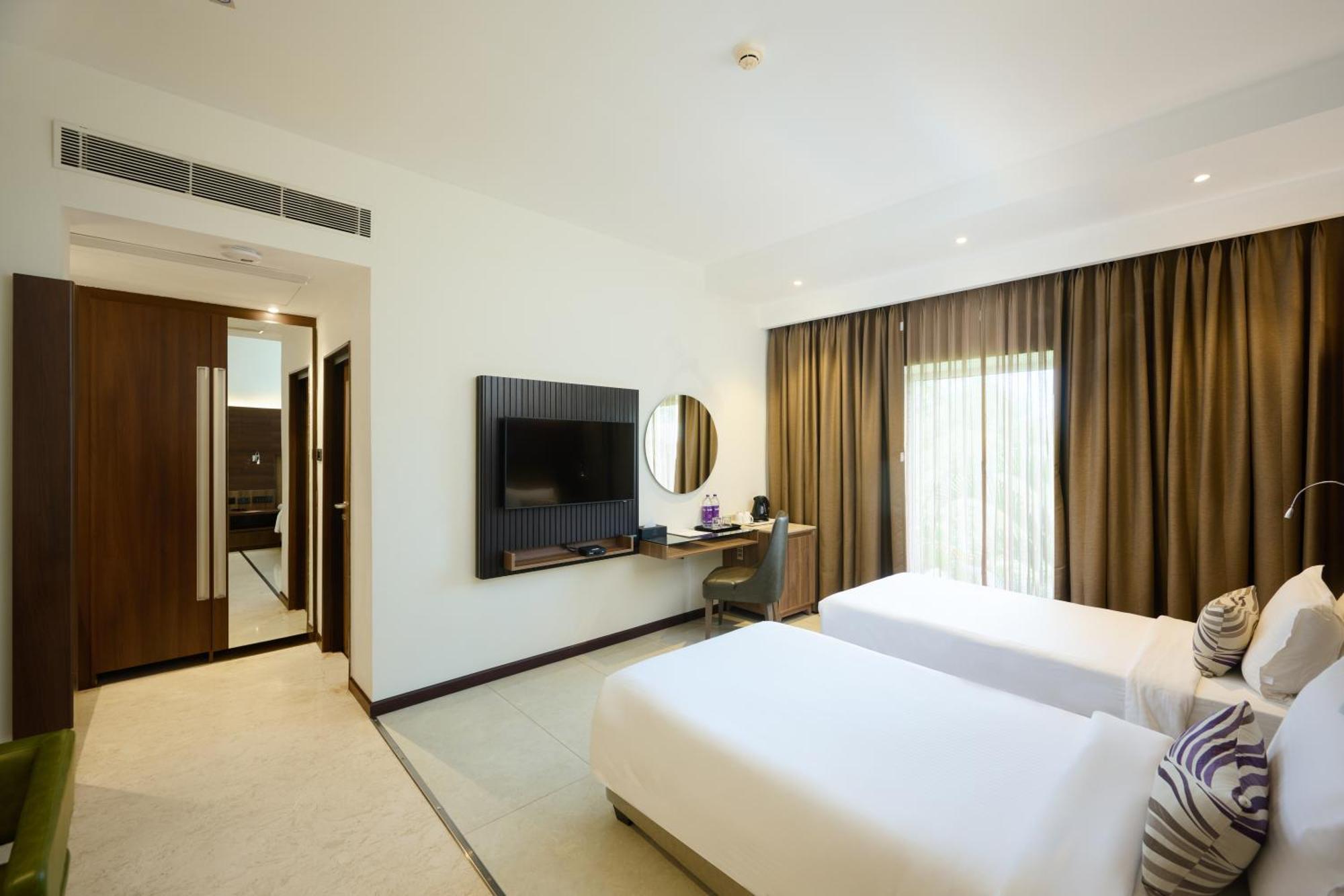 נדומבסרי Flora Airport Hotel And Convention Centre Kochi מראה חיצוני תמונה