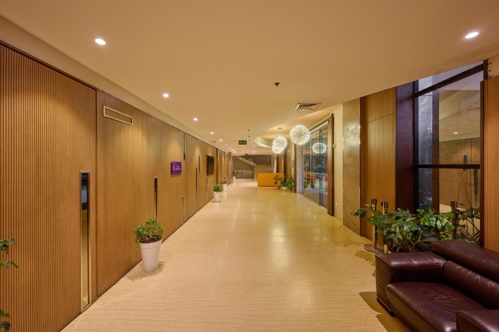 נדומבסרי Flora Airport Hotel And Convention Centre Kochi מראה חיצוני תמונה