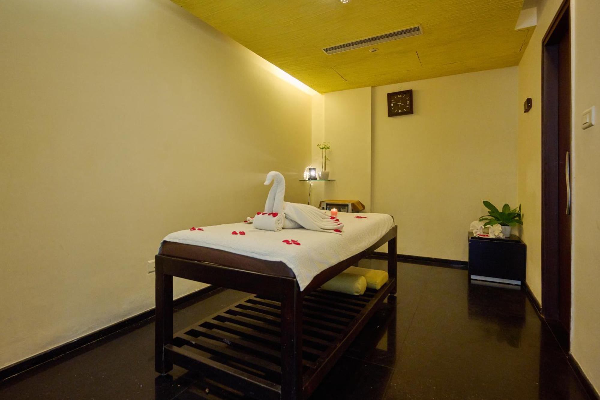 נדומבסרי Flora Airport Hotel And Convention Centre Kochi מראה חיצוני תמונה