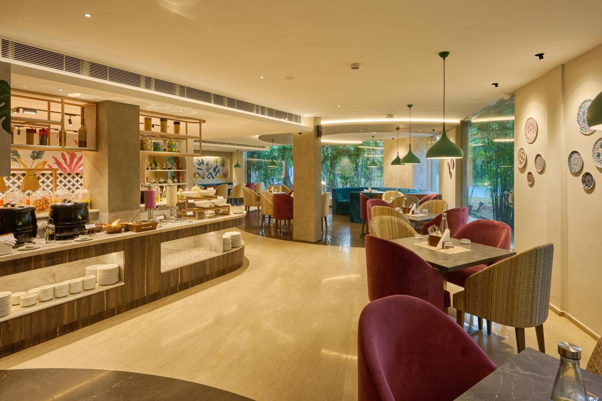 נדומבסרי Flora Airport Hotel And Convention Centre Kochi מראה חיצוני תמונה