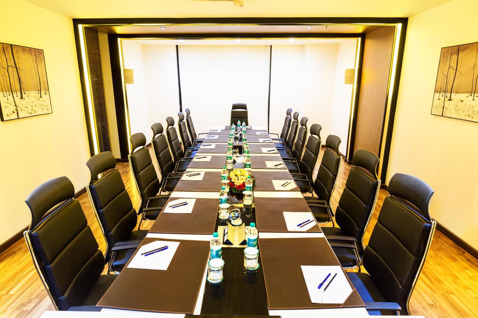 נדומבסרי Flora Airport Hotel And Convention Centre Kochi מראה חיצוני תמונה