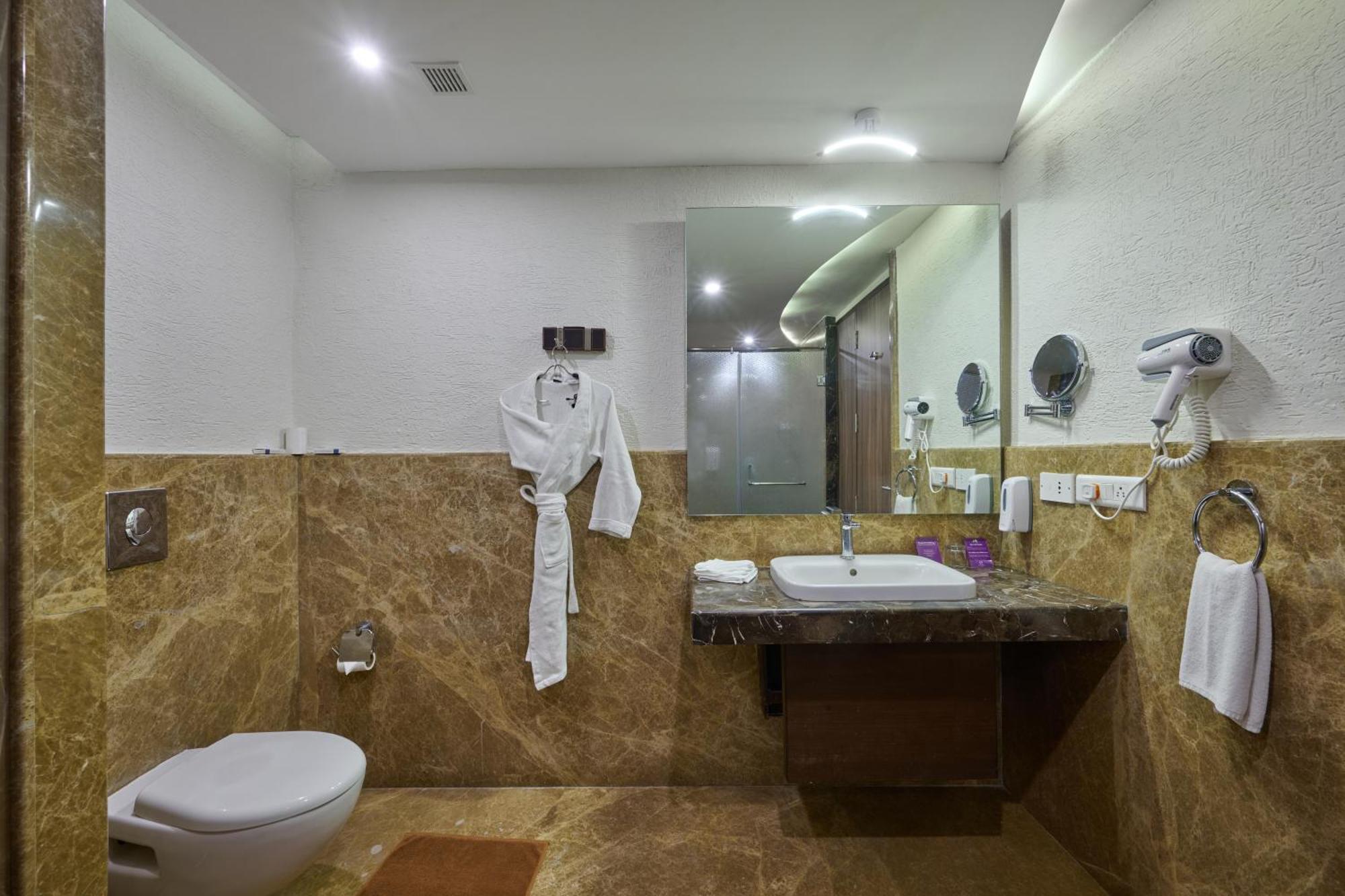 נדומבסרי Flora Airport Hotel And Convention Centre Kochi מראה חיצוני תמונה