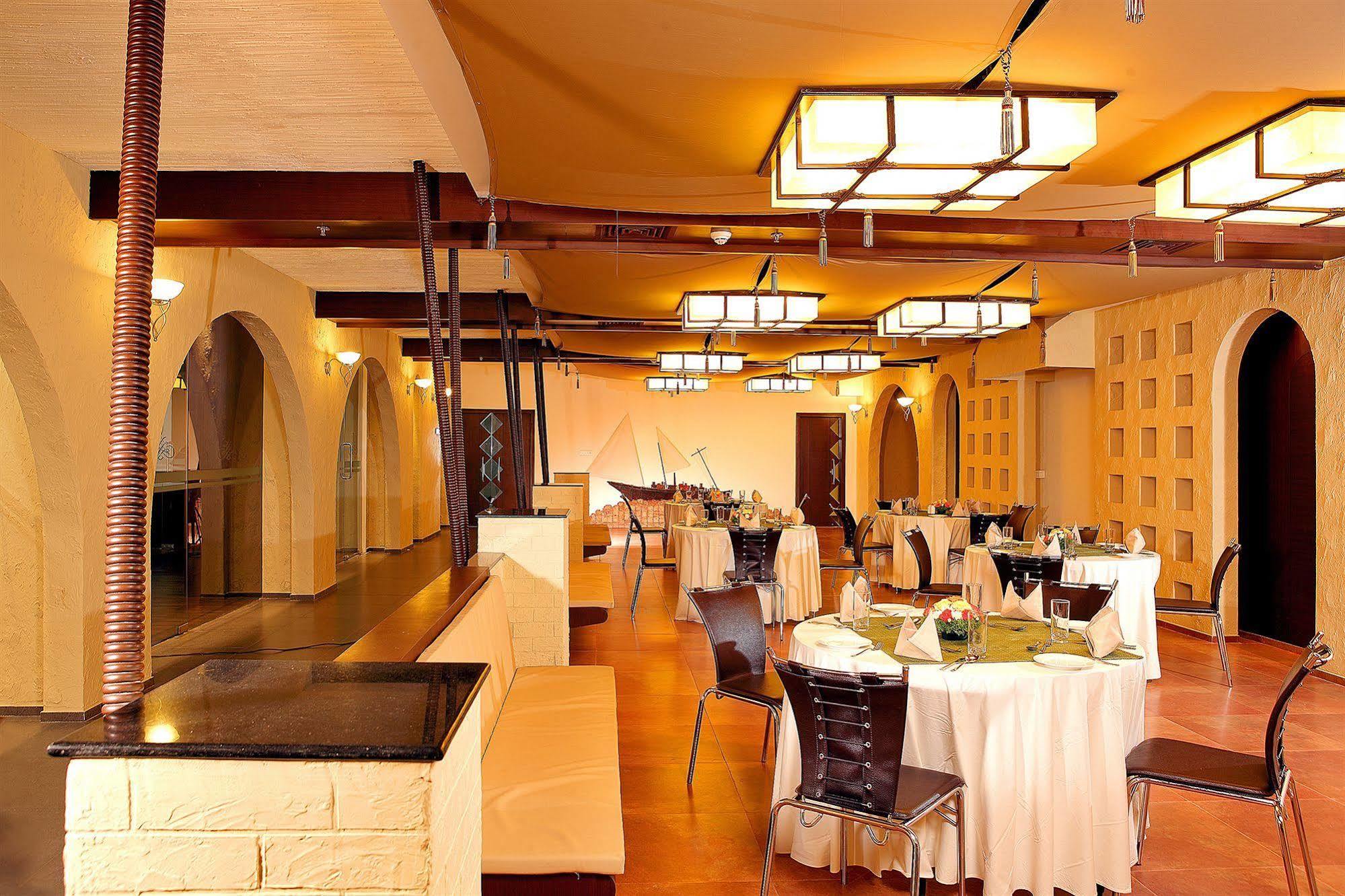 נדומבסרי Flora Airport Hotel And Convention Centre Kochi מראה חיצוני תמונה