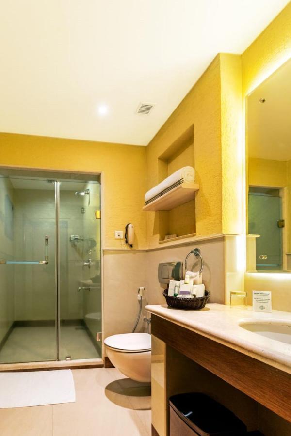 נדומבסרי Flora Airport Hotel And Convention Centre Kochi מראה חיצוני תמונה